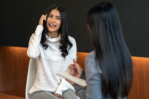 woman talking to therapist during cognitive behavioral therapy program