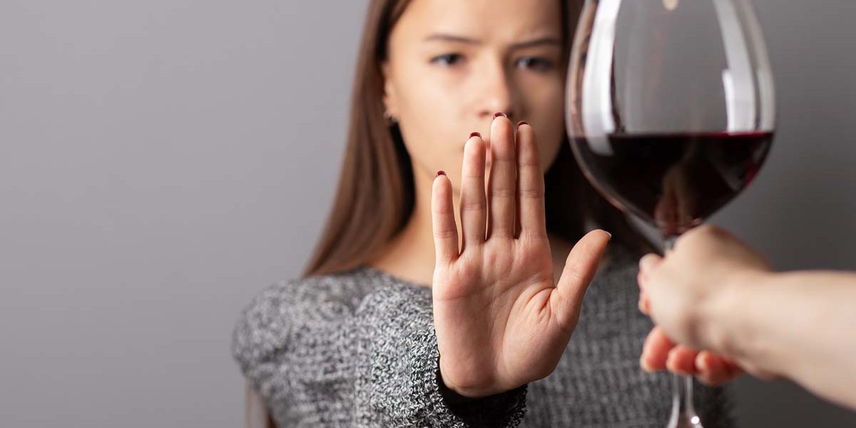 a woman says no to thanksgiving alcohol