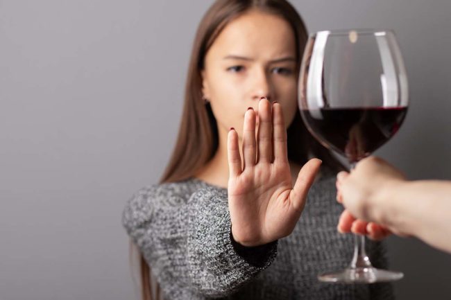 a woman says no to thanksgiving alcohol