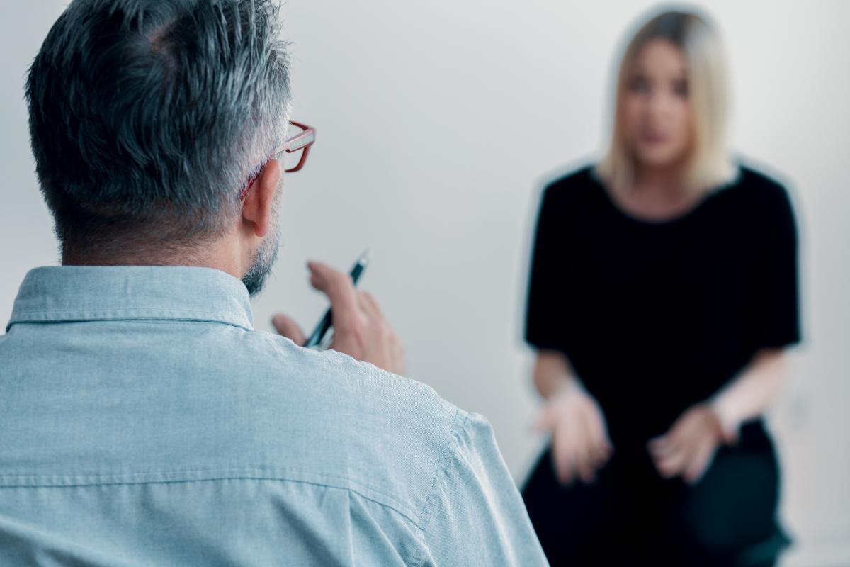 a therapist discusses a clients options for a meth addiction treatment program